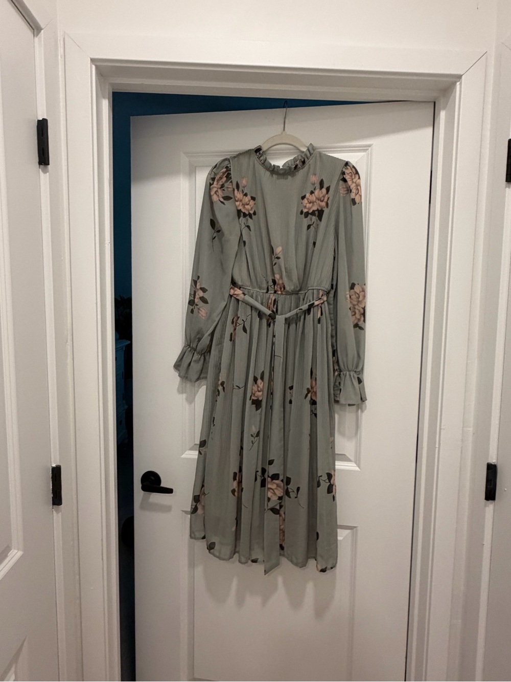 Anrabess Floral Long-Sleeve Pleated Midi Dress in Sage Green